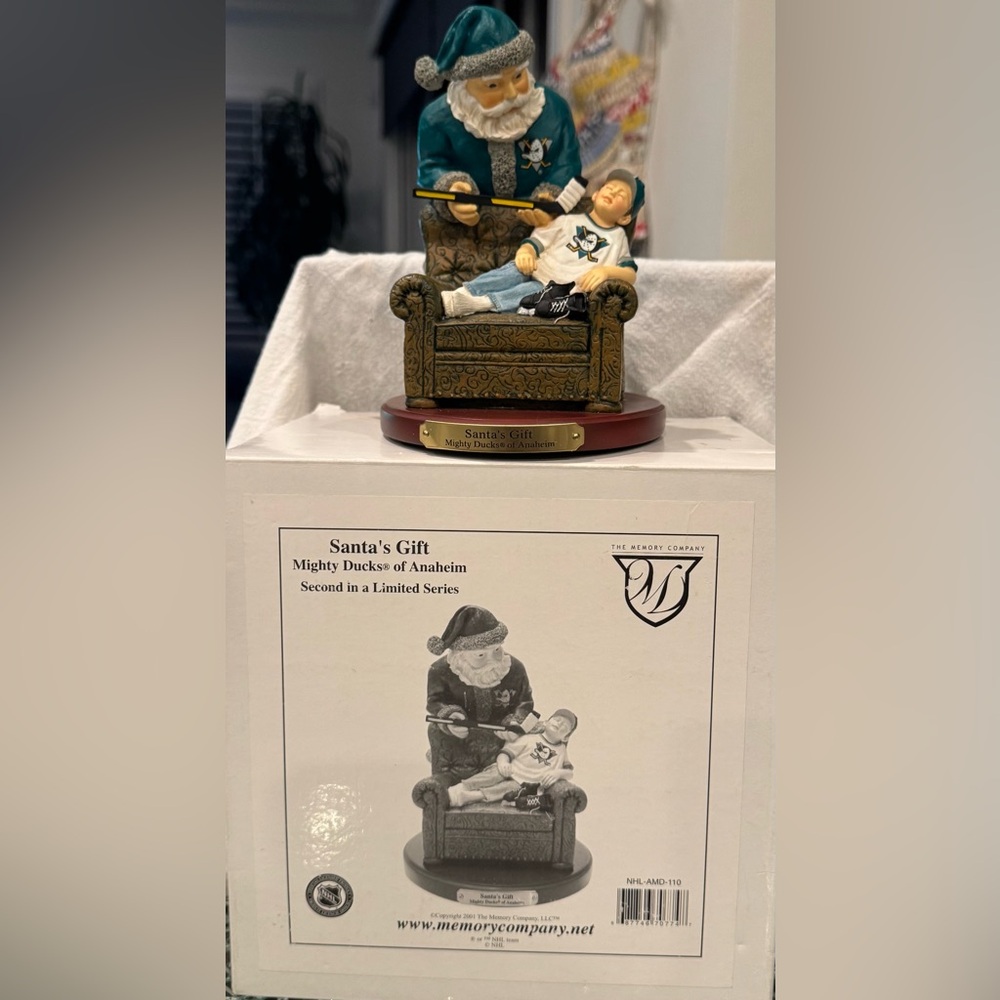 2001 Santa's Gift Mighty Ducks Of Anaheim NHL Statue Christmas Limited Edition